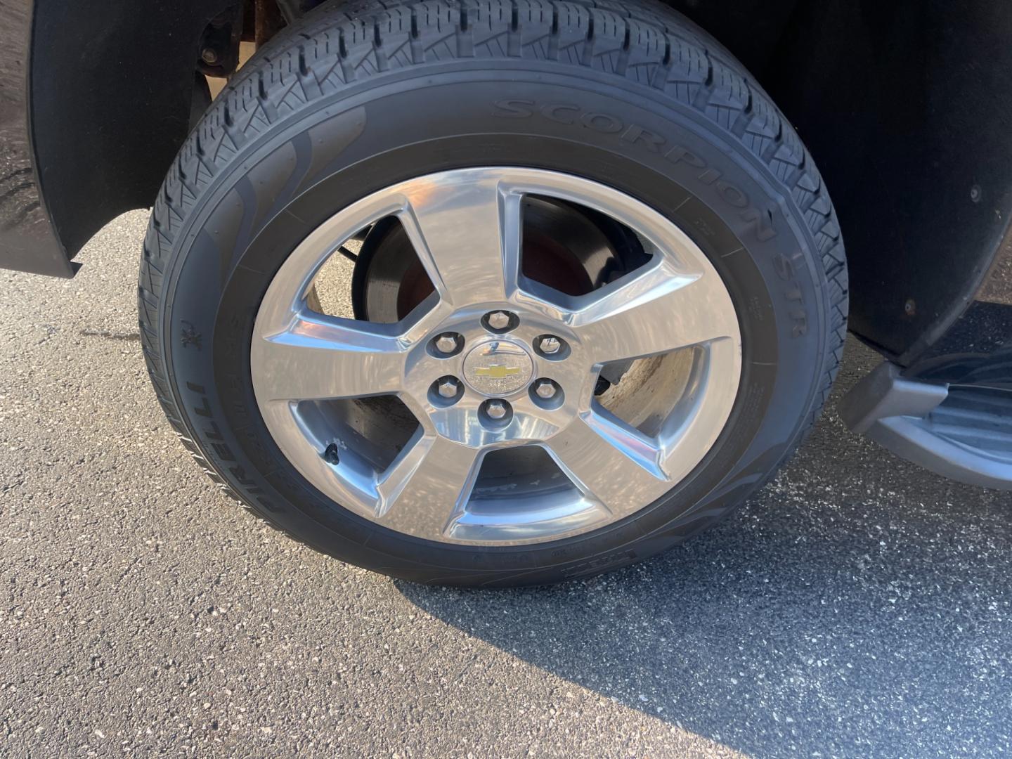 2015 Black /Gray Chevrolet Tahoe LT 4WD (1GNSKBKC4FR) with an 5.3L V8 OHV 16V engine, 6-Speed Automatic transmission, located at 547 E. Main St., Orwell, OH, 44076, (440) 437-5893, 41.535435, -80.847855 - Photo#12